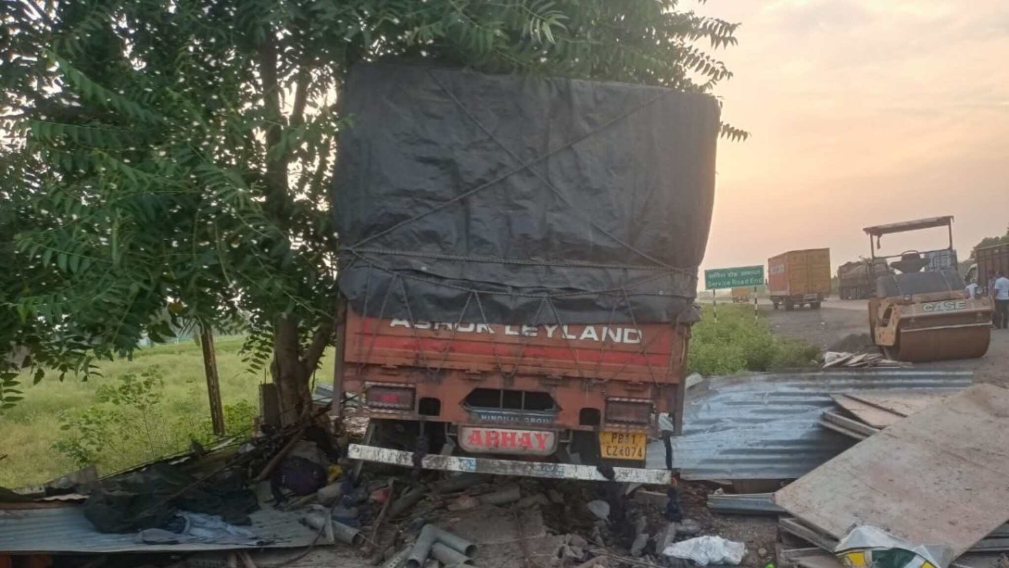 photos : बुलढाण्यात भीषण अपघात; ट्रकनं झोपेत असलेल्या मजुरांना चिरडलं; 4 ठार 9 गंभीर जखमी