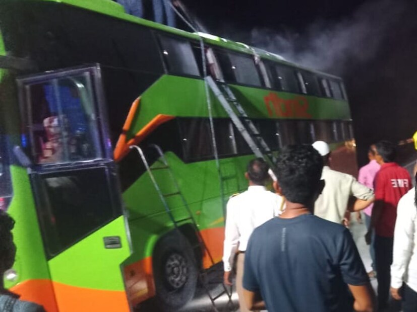 सुदैवानं बसला आग लागल्याचं वेळीच चालकाच्या लक्षात आल्यानं त्यानं प्रवाशांना सुरक्षीतरित्या बाहेर काढल्यानं मोठा अपघात टळला आहे. या अपघातामध्ये कुठलीही जीवितहानी झालेली नाही. 