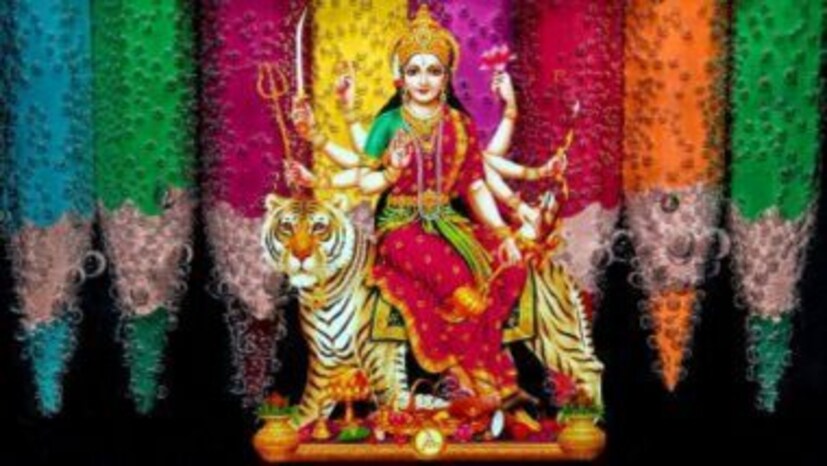 5- शरणागतदीनार्तपरित्राणपरायणे।सर्वस्यार्तिहरे देवि नारायणि नमोऽस्तु ते॥

लाभ: हा मंत्र दीन-दुबळी अवस्था बदलणारा आहे.