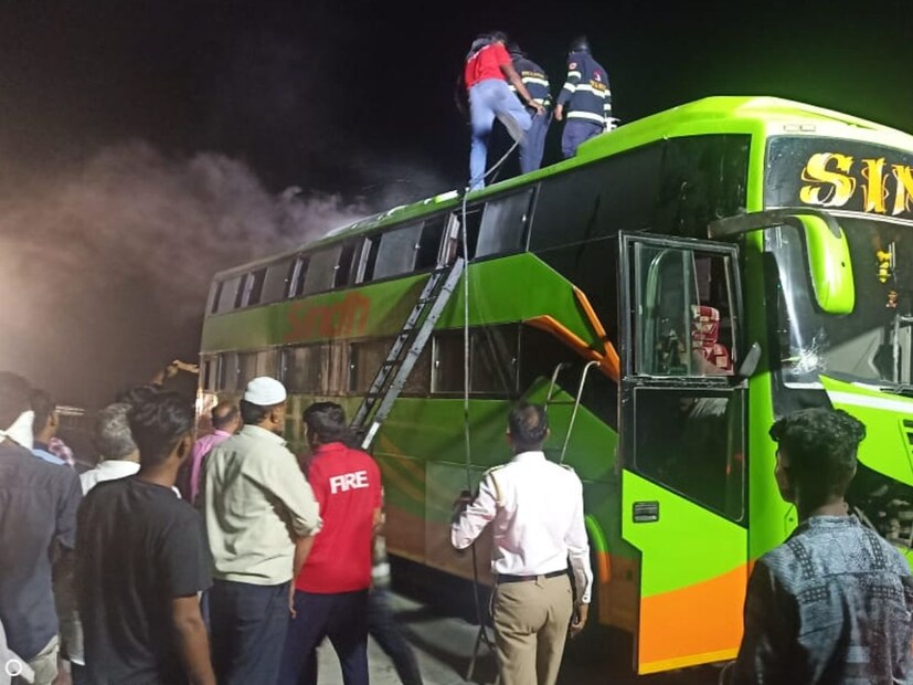 बसमध्ये बसवलेल्या एसी यंत्रणेमध्ये शॉर्टसर्किट होऊन ही आग लागल्याची प्राथमिक माहिती समोर येत आहे. मात्र वेळीच ही घटना लक्षात आल्यानं मोठा अनर्थ टळला आहे.