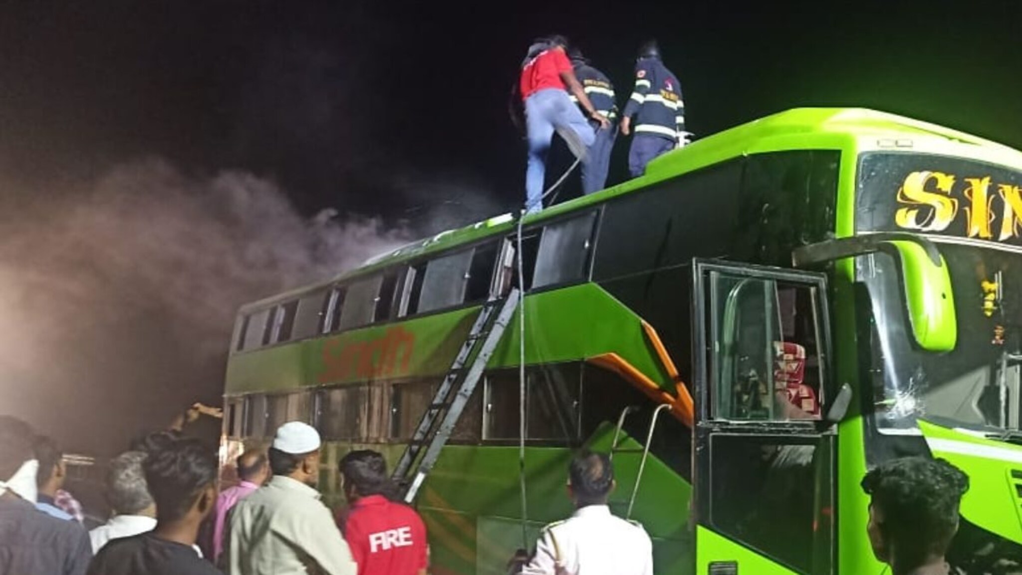 मोठी बातमी! समृद्धी महामार्गावर पुन्हा अपघात; धावत्या बसनं घेतला पेट, बसमध्ये 32 प्रवासी