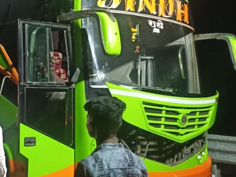 दरम्यान यापूर्वी देखील समृद्धी महामार्गावर बसला आग लागल्याची घटना घडली होती, या घटनेत अनेक प्रवाशांनी आपला जीव गमावला होता. या घटनेच्या आठवणी ताज्या असतानाच पुन्हा एकदा खासगी बसनं पेट घेतला आहे.