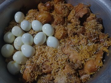 'बॅचलर्स बिर्याणी'चा बोलबाला; टॅगलाईन तर लय भारी, चवपण मस्त आणि स्वस्त! 'बॅचलर्स बिर्याणी'चा बोलबाला; टॅगलाईन तर लय भारी, चवपण मस्त आणि स्वस्त!