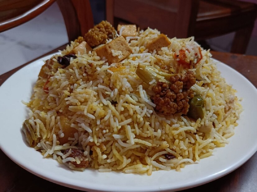 'बॅचलर्स बिर्याणी'मध्ये केवळ 100 रुपयांना पोटभर चिकन बिर्याणी मिळते. त्याचबरोबर चिकनचे विविध पदार्थही इथं उपलब्ध असतात. तसंच वेगवेगळे थाळी मेन्यूदेखील इथं चाखायला मिळतात.