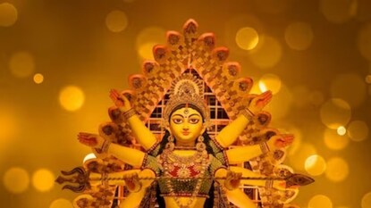 9 दिवस पूजेवेळी 9 रंगांचे कपडे परिधान करावे, जे देवीला समर्पित असतात. 9 दिवस पूजेवेळी 9 रंगांचे कपडे परिधान करावे, जे देवीला समर्पित असतात.