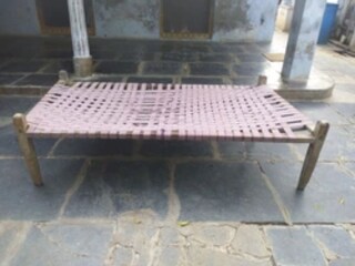 चक्क खाटेपासून बनवली 'फोर व्हिलर'