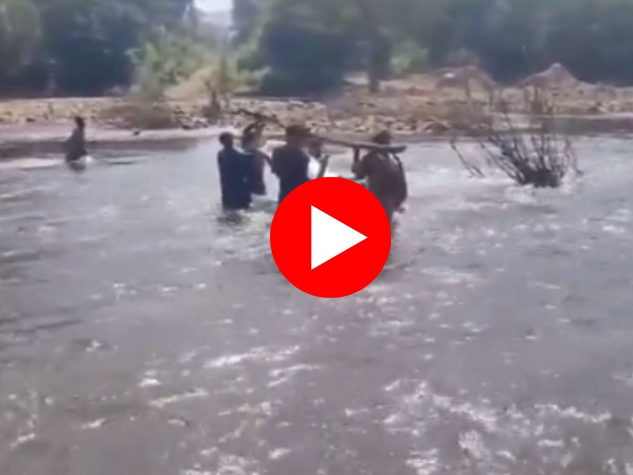 महाराष्ट्राला लाजवणारं दृश्य; पूल नसल्यामुळे मृतदेह खाटेवर, खाट खांद्यावर आणि...