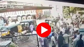 पार्किंगच्या वादातून तीन जणांवर जीवघेणा हल्ला पार्किंगच्या वादातून तीन जणांवर जीवघेणा हल्ला