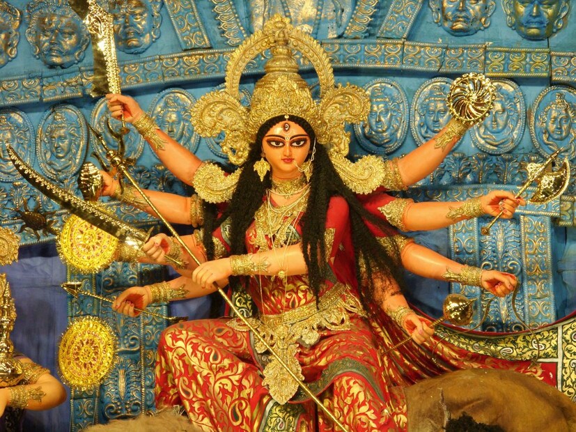 2- रोगानशेषानपहंसि तुष्टा, रुष्टा तु कामान् सकलानभीष्टान्।त्वामाश्रितानां न विपन्नराणां, त्वामाश्रिता ह्याश्रयतां प्रयान्ति।।

लाभ: हा मंत्र म्हणणाऱ्याचे आजार- दोषांपासून मुक्ती होते.