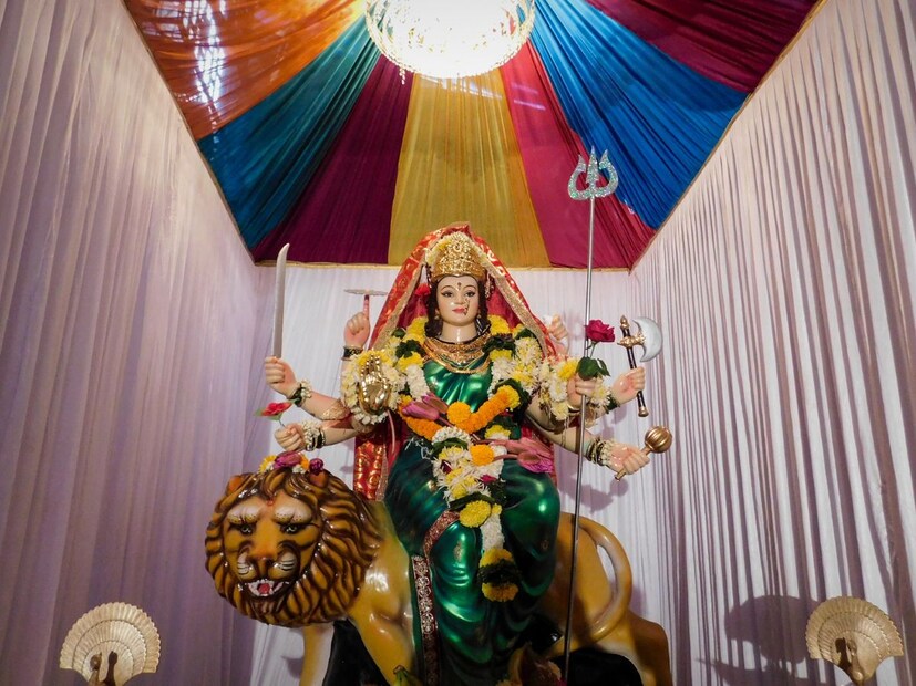 3- विश्वेश्वरि त्वं परिपासि विश्वं, विश्वात्मिका धारयसीति विश्वम्।विश्वेशवन्द्या भवती भवन्ति, विश्वाश्रया ये त्वयि भक्ति नम्रा:॥

लाभ: हा मंत्र विश्व कल्याणाशी संबंधित आहे.