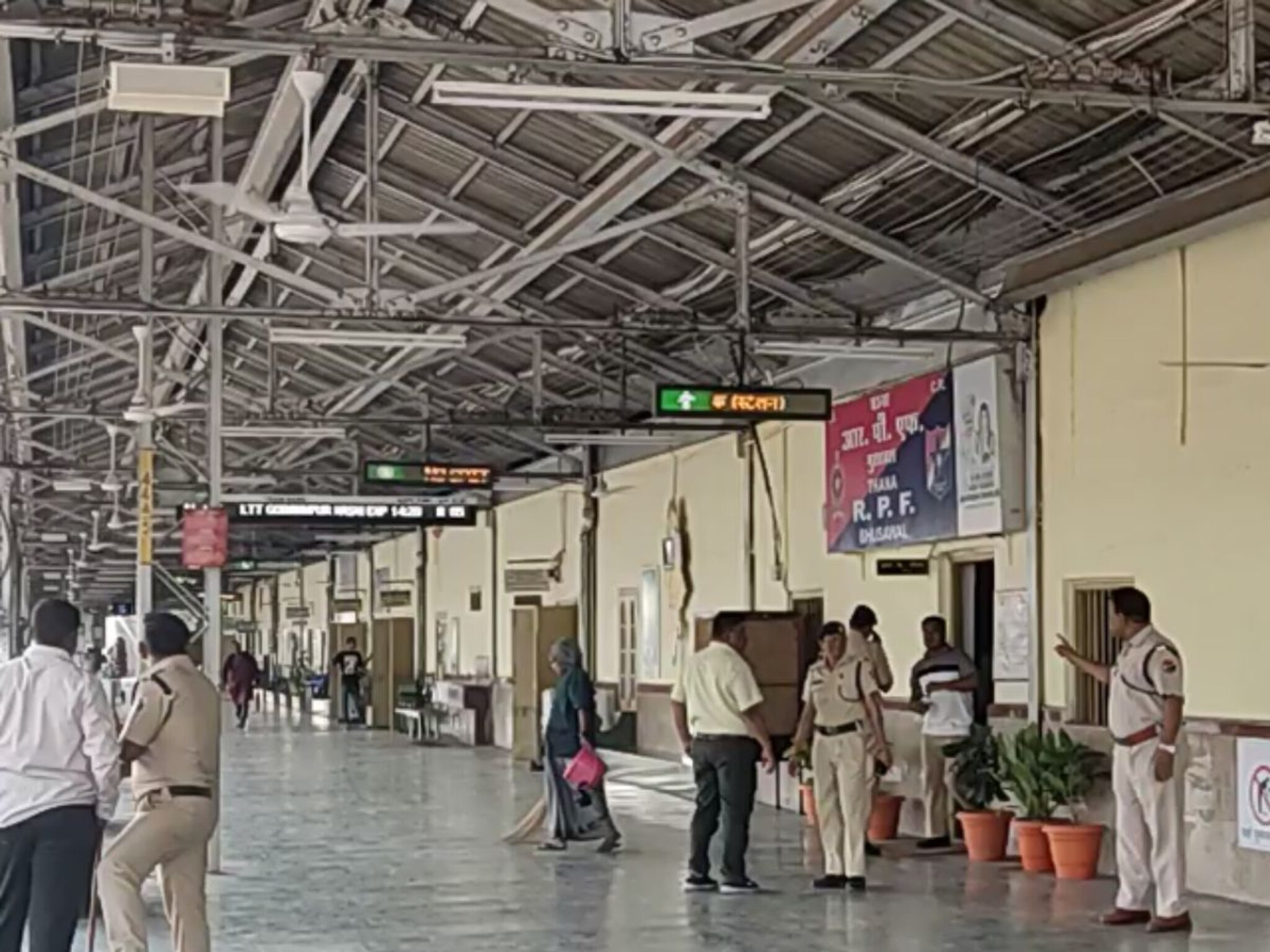 रेल्वेत जागा न मिळाल्यानं माथेफिरूचं धक्कादायक कृत्य; मोठा अपघात टळला!