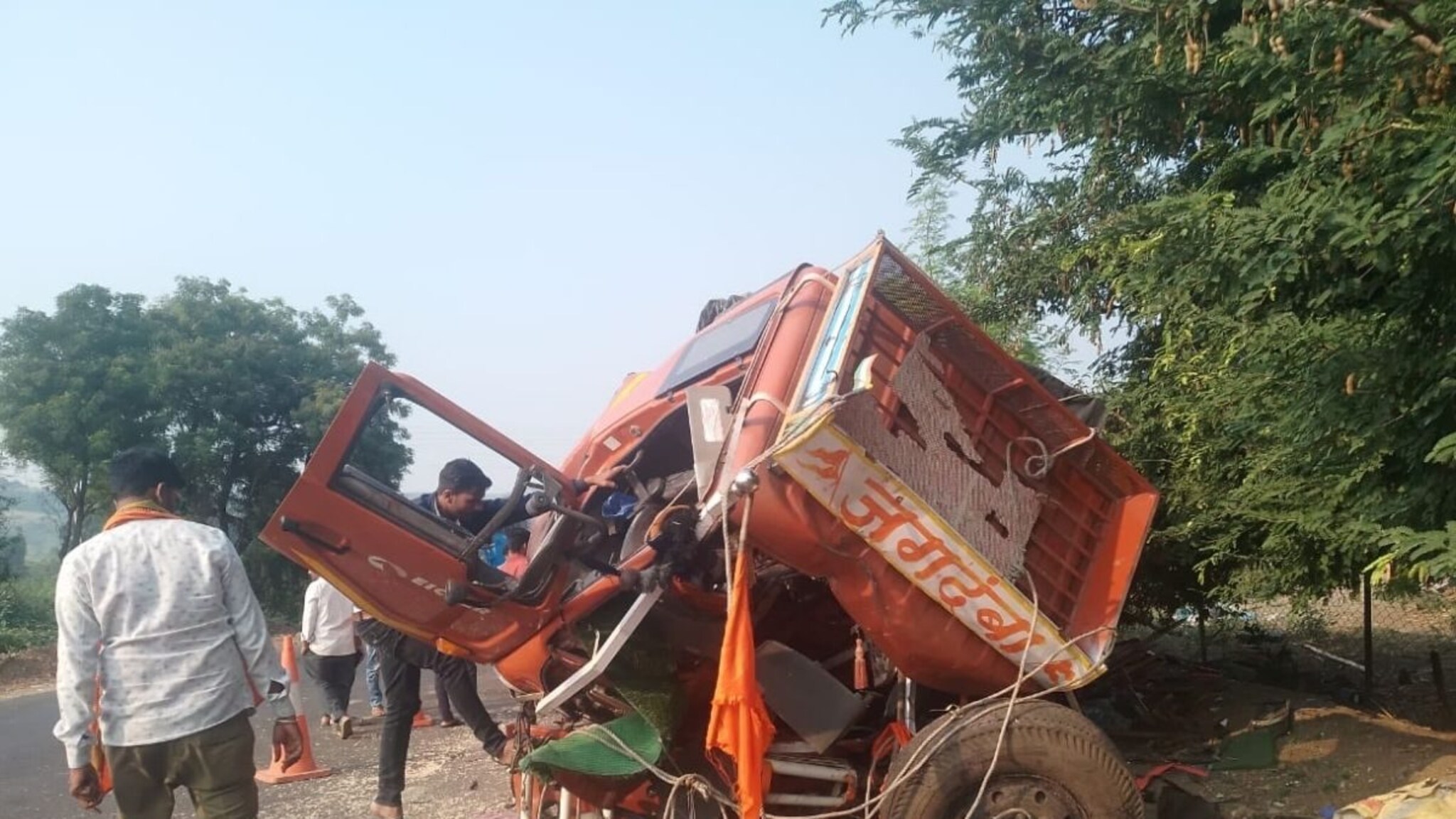 अहमदनगरमध्ये ट्रक-टँकरचा भीषण अपघात; दोन जणांचा मृत्यू, 2 गंभीर जखमी