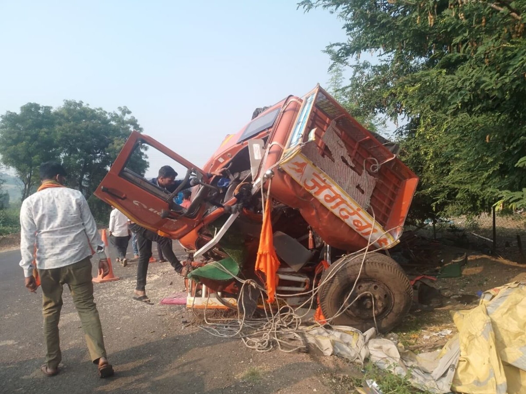 अहमदनगरमध्ये ट्रक-टँकरचा भीषण अपघात; दोन जणांचा मृत्यू, 2 गंभीर जखमी