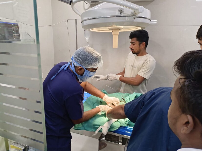  मोराच्या फ्रॅक्चर पायामध्ये रॉड टाकण्यात आलेत. वर्ध्यात अस्थिरोग तज्ज्ञांनी प्रथमच मोराच्या पायात प्लेट टाकत यशस्वी शस्त्रक्रिया केलीय. 