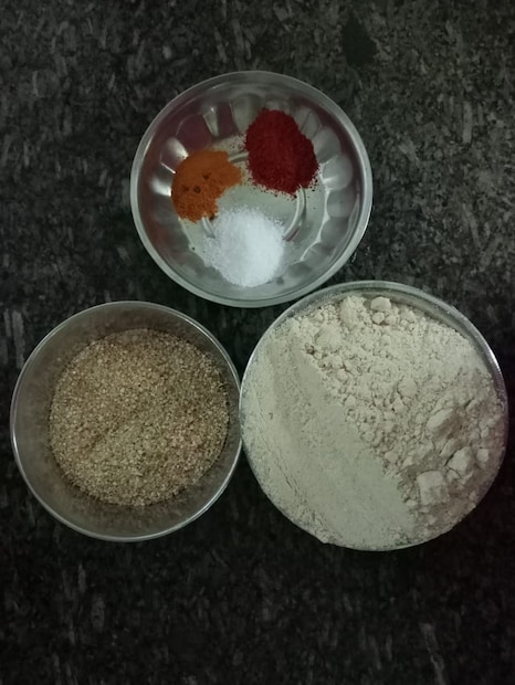 बिट्या बनवण्यासाठी साहित्य : 1) 1 वाटी सोजी (गव्हाच्या जाड कण्या) 2) 1 वाटी गव्हाचं पीठ(कणिक) 3) चवीनुसार तिखट, हळद, मीठ, तेल,ओवा आवश्यक आहे.