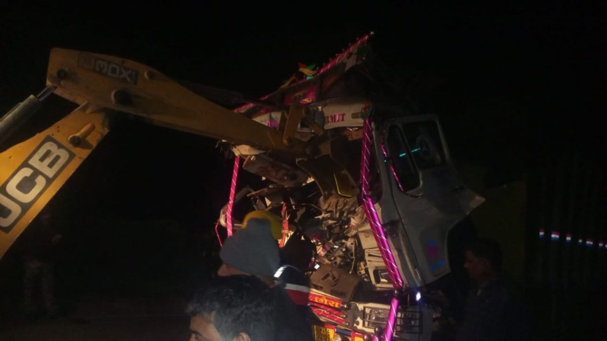 बंद पडलेली गाडी दुरुस्त करण्यासाठी थांबले अन् गमावला जीव, अपघातात तिघांचा मृत्यू