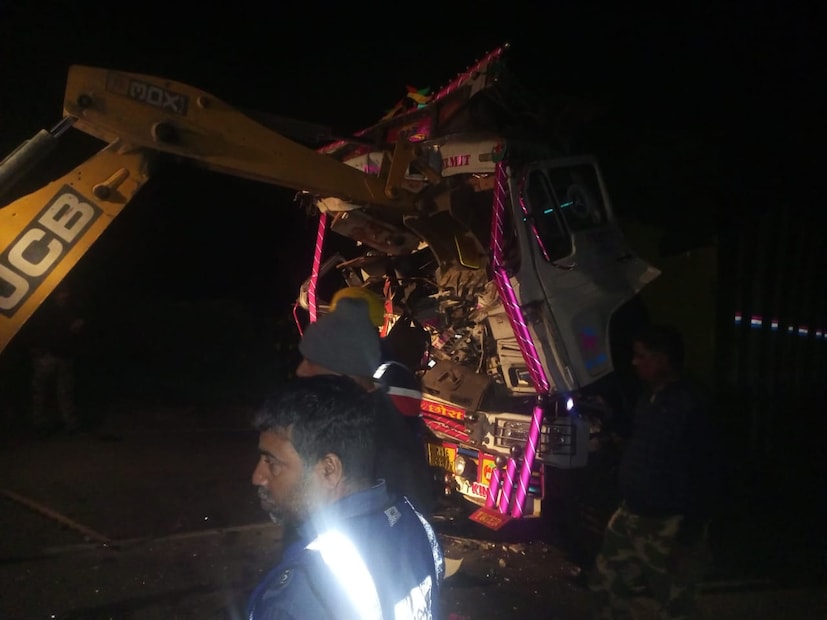 गोंदिया जिल्ह्याच्या देवरी शहरातुन गेलेला राष्ट्रीय महामार्गावर आज पहाटे 3 वाजेच्या सुमासारास भीषण अपघात झाला. या अपघातात तिघांचा जागीच मृत्यू झाला. गोंदिया जिल्ह्याच्या देवरी शहरातुन गेलेला राष्ट्रीय महामार्गावर आज पहाटे 3 वाजेच्या सुमासारास भीषण अपघात झाला. या अपघातात तिघांचा जागीच मृत्यू झाला.