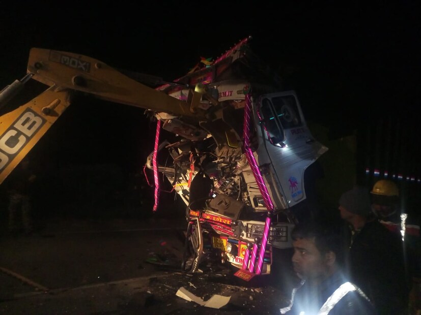 देवरी शहरालगत असलेल्या धोगीसराळ गावाजवळ राष्ट्रीय महामार्गावर गाडी बिघडल्याने वाहनचालक दुरुस्ती करत होता. मात्र मागून येणाऱ्या ट्रकने जोराची धडक दिली.