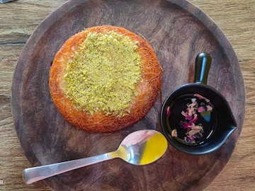 कुनाफाचे 10 प्रकार एकाच ठिकाणी; ‘इथं’ घ्या अरेबिक मिठाईचा आस्वाद कुनाफाचे 10 प्रकार एकाच ठिकाणी; ‘इथं’ घ्या अरेबिक मिठाईचा आस्वाद