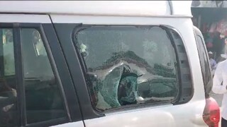 मराठा आरक्षणासाठी आंदोलक आक्रमक, शिवसेना नेत्याची गाडी फोडली मराठा आरक्षणासाठी आंदोलक आक्रमक, शिवसेना नेत्याची गाडी फोडली