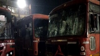 बीडमध्ये मराठा आंदोलनाला हिंसक वळण, बस स्थानकातल्या 60 बसची तोडफोड बीडमध्ये मराठा आंदोलनाला हिंसक वळण, बस स्थानकातल्या 60 बसची तोडफोड