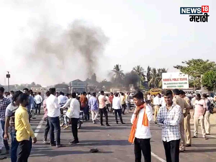 माजी आमदार अमरसिंह पंडित यांच्या घरावर दगडफेक करत असताना पोलिसांनी आंदोलकांवर अश्रू धुराच्या नळकांड्या फोडल्या.