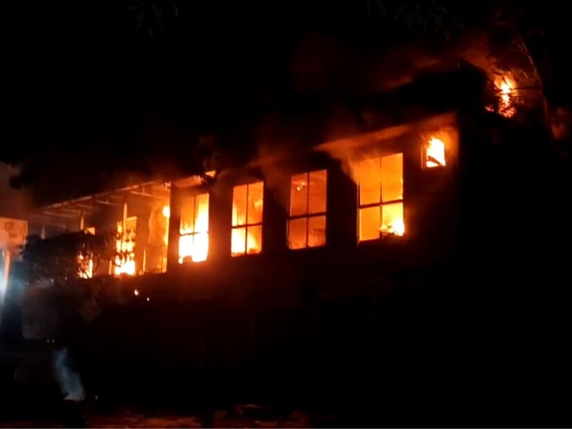 बीआरएसचे जिल्हाध्यक्ष दिलीप अण्णा गोरे यांचं ऑफिसची तोडफोड करून खुर्च्या आणि फर्निचरला आग लावण्यात आली.