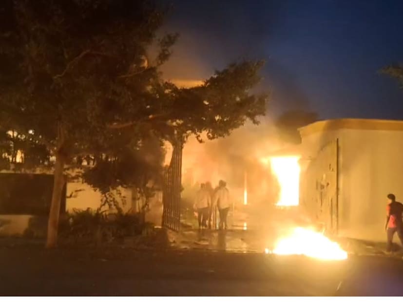 प्रकाश सोळंके यांचे बंधू धैर्यशील सोळंके यांचा बीड शहरातील सुंदर बंगला आंदोलकांनी पेटवला.