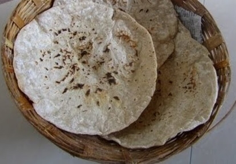 भाकरी तुटू नये किंवा पोळीप्रमाणे एकसारखी व्हावी म्हणून पीठ कोमट पाण्यात भिजवावे. गव्हामध्ये ग्लुटेनचे प्रमाण जास्त असल्याने गव्हाची कणीक चिकट असते. मात्र ज्वारी, बाजरी आणि इतर धान्यांतही ग्लुटेनचे प्रमाण कमी असल्याने ते पीठ जास्त कोरडे असते. पण कोमट पाण्याचा वापर केल्यास पीठ एकसंध व्हायला मदत होते आणि भाकरी चांगली थापली जाते.