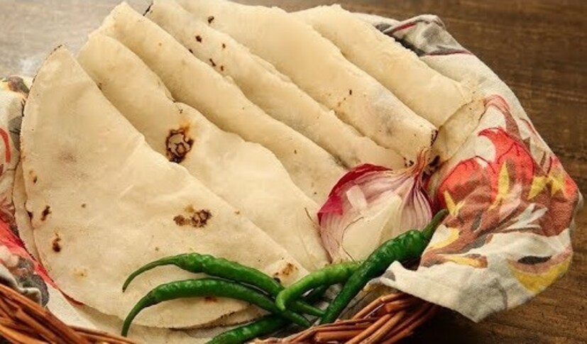 भाकरी भाजणे ही देखील एक प्रमुख क्रिया आहे. भाकरी भाजण्यासाठी तवा चांगला तापलेला असायला हवा. भाकरीला खालच्या बाजुने पीठ असल्याने वरुन थोडा पाण्याचा हात फिरवल्यास पीठ पीठ राहत नाही. वरच्या बाजूने भाकरी कोरडी दिसायला लागली की मग दुसऱ्या बाजुने ती बारीक गॅसवर एकसारखी भाजावी.