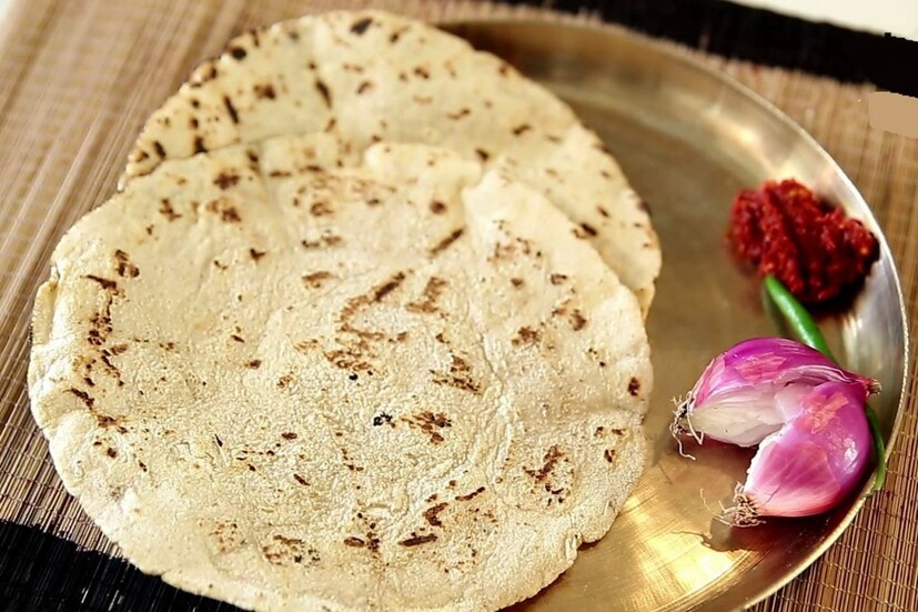 भाकरी मऊ आणि लुसलुशीत होण्यासाठी भाकरीचे पीठ चांगले मळून घेणे महत्वाचे आहे. पीठ एकसंध मळून घेतले की भाकरी सहज थापता येते किंवा लाटली जाते. तसेच ती थापताना तुटत नाही. भाकरी मऊ आणि लुसलुशीत होण्यासाठी भाकरीचे पीठ चांगले मळून घेणे महत्वाचे आहे. पीठ एकसंध मळून घेतले की भाकरी सहज थापता येते किंवा लाटली जाते. तसेच ती थापताना तुटत नाही.