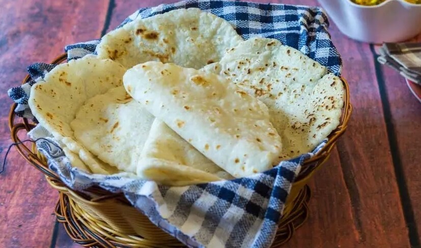 गॅसवर टाकल्यानंतर भाकरी फुगली तर ती एकसारखी थापली किंवा लाटली गेली असे म्हणता येईल. पुन्हा तव्यावर भाजलेली बाजू थोडी गॅसवर भाजून घ्यायची. भाकरी भाजल्यावर ती फारकाळ मऊ ठेवायची असेल तर थोडी थंड झाल्यास सुती कपड्यात बांधून ठेवावी.