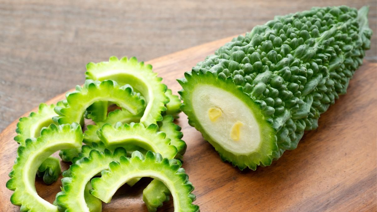 Bitter Gourd Uses : आरोग्यासाठी वरदान असणाऱ्या कारल्याचे 'हे' हटके ...