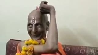 बुलढाण्यामध्ये गजानन महाराजांचा पोशाख धारण करून फिरणारी व्यक्ती कोण? बुलढाण्यामध्ये गजानन महाराजांचा पोशाख धारण करून फिरणारी व्यक्ती कोण?