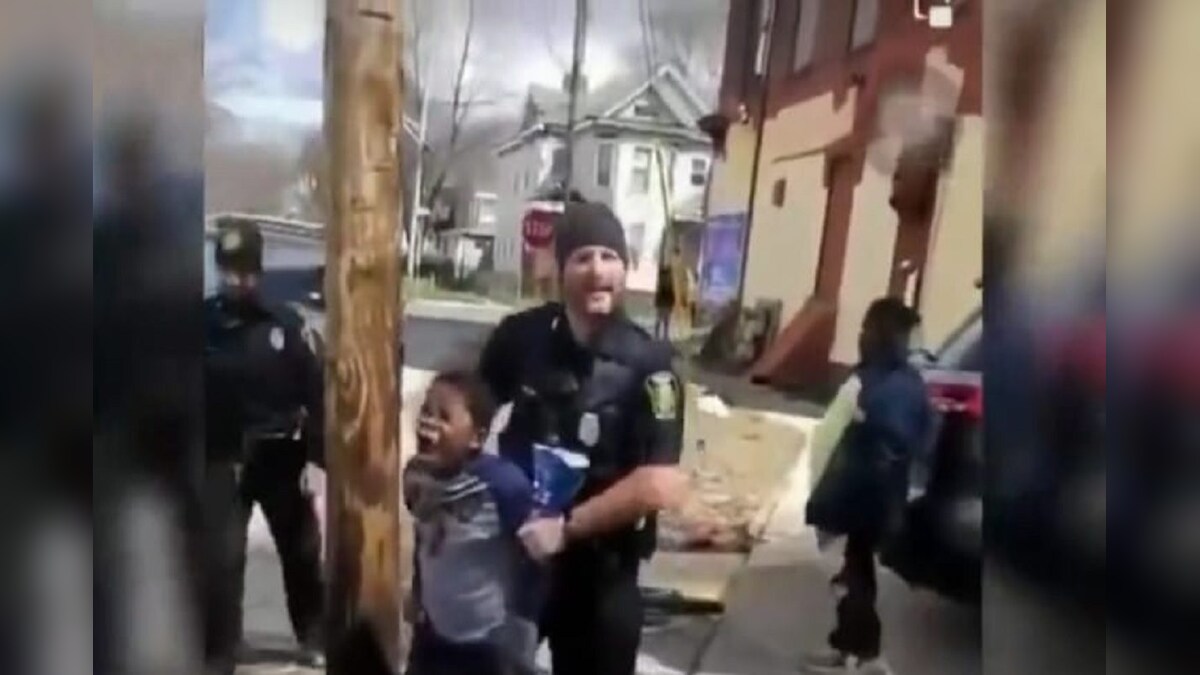 धक्कादायक! दुकानात चिप्स घेत होता म्हणून पोलिसांनी लहान मुलाला केली अटक