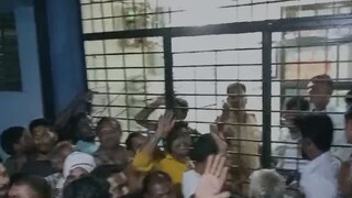 दहेगाव येथील पोलीस स्टेशन परिसरात गावकरी एकत्र जमले दहेगाव येथील पोलीस स्टेशन परिसरात गावकरी एकत्र जमले