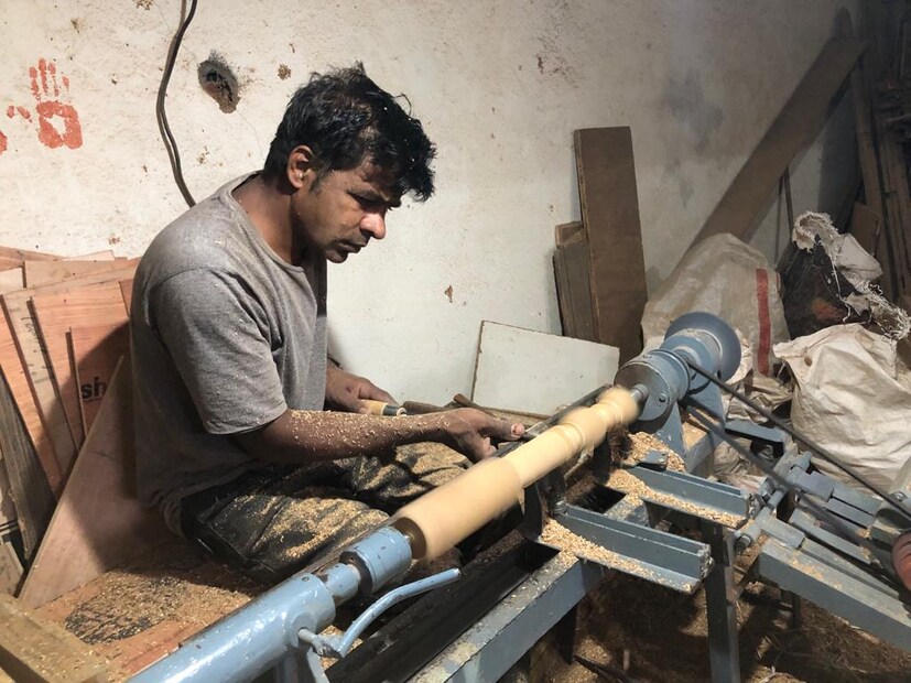 जालना शहरातील रहिवासी असलेले अर्जुन ढोलके यांची 1976 पासून लक्कडकोट भागामध्ये शॉप आहे. मागील 50 वर्षांपासून ते देवघर निर्मितीचा व्यवसाय करतात. ते ग्राहकांच्या डिमांडनुसार ऑर्डर घेऊन त्याप्रमाणे देवघर तयार करून देतात. 