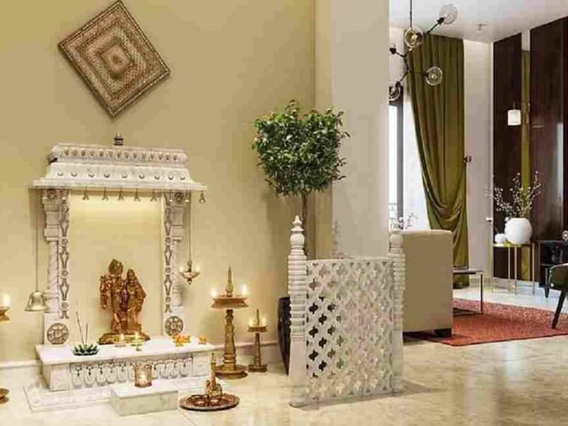 देवघर ही घरातील महत्त्वाची जागा आहे. प्रत्येकाच्या घरात देवघर असते, पण त्यामध्ये किती आणि कोणते देव असावे हे आपल्यापैकी अनेकांना माहिती नसते. काही जण यात्रेला गेल्यावर त्या ठिकाणच्या देवाच्या मूर्ती घेऊन येतात आणि देवघरात ठेवतात. ही पद्धत योग्य आहे का? देवघरात देवांची संख्या किती असावी? याची माहिती <a href="https://news18marathi.com/pune/">पुण्यातले</a> ज्योतिषी राजेश जोशी यांनी दिलीय. देवघर ही घरातील महत्त्वाची जागा आहे. प्रत्येकाच्या घरात देवघर असते, पण त्यामध्ये किती आणि कोणते देव असावे हे आपल्यापैकी अनेकांना माहिती नसते. काही जण यात्रेला गेल्यावर त्या ठिकाणच्या देवाच्या मूर्ती घेऊन येतात आणि देवघरात ठेवतात. ही पद्धत योग्य आहे का? देवघरात देवांची संख्या किती असावी? याची माहिती <a href="https://news18marathi.com/pune/">पुण्यातले</a> ज्योतिषी राजेश जोशी यांनी दिलीय.