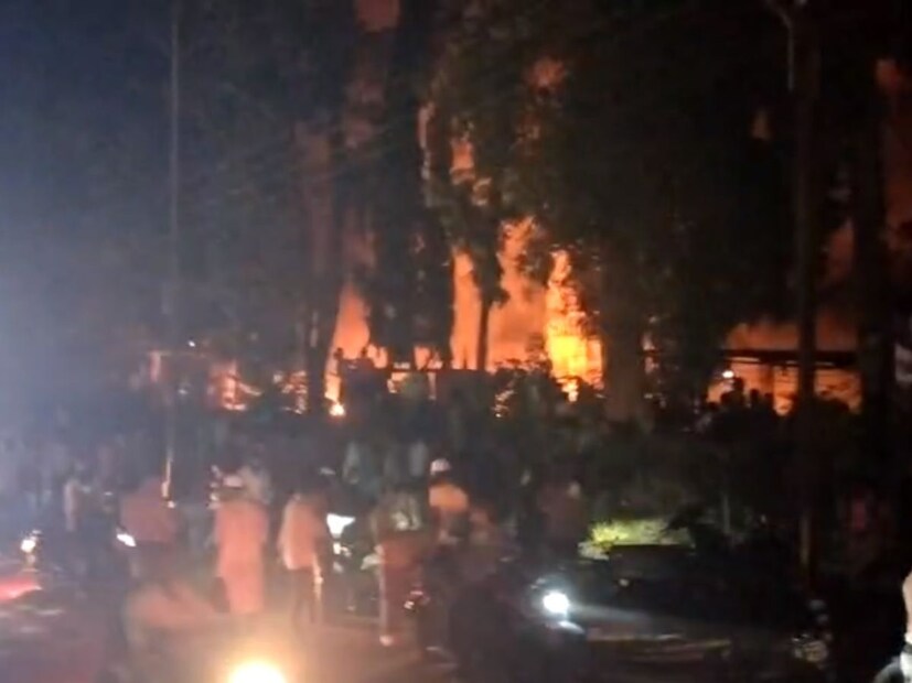 माजी मंत्री जयदत्त क्षीरसागर यांचं कार्यालय आणि बंगला आंदोलकांनी पेटवून दिला.