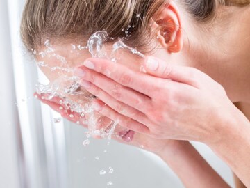 Face Wash Tips : दिवसातून किती वेळा चेहरा धुवावा, योग्य पद्धत कोणती?