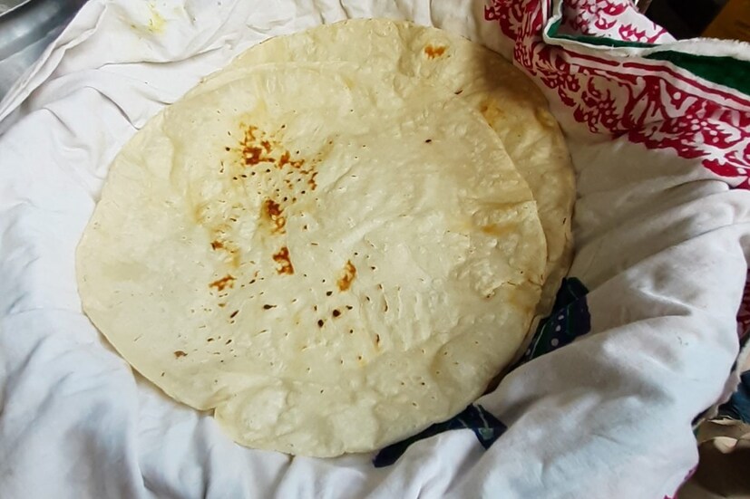 अनेकदा हाताने केलेली भाकरी एकसंध होत नाही अशावेळी भाकरीचा गोळा करुन घेऊन ती चक्क पोळीसारखी पोळपाटावर पीठ घेऊन लाटल्यास ती एकसारखी आणि छान लाटली जाते.