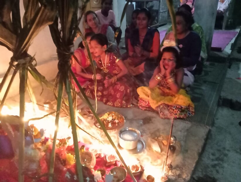 यात खिरापत हा विषय सर्वांचं आकर्षण असतं. खिरापत म्हणजे प्रत्येक घरी वेगवेगळ्या नाश्त्याच्या वस्तू खाण्यासाठी बनवल्या असतात. त्या उपस्थितांना ओळखायच्या असतात.