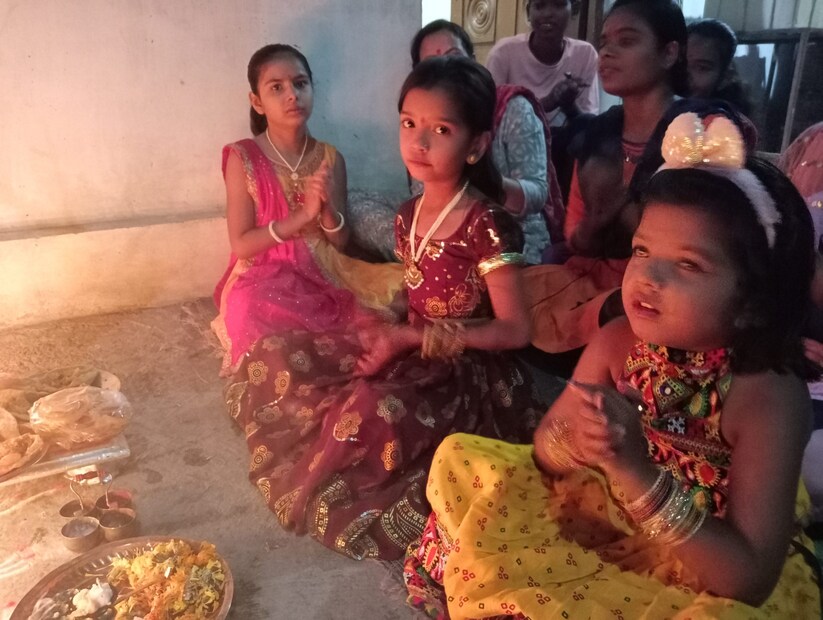 नाश्त्याच्या वस्तू ओळखल्यानंतर त्या खिरापत म्हणून वाटली जाते. सर्वजण मोठ्या आनंदाने खिरापतचा लाभ घेतात.