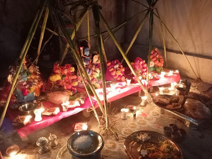 भुलाबाई, भूलोबा म्हणजे शंकर पार्वती, गणपती असलेली मूर्ती स्थापित करून घरोघरी किंवा काही ठिकाणी सामूहिक पद्धतीने भुलाबाईची गाणी गाऊन जागरण केलं जातं.