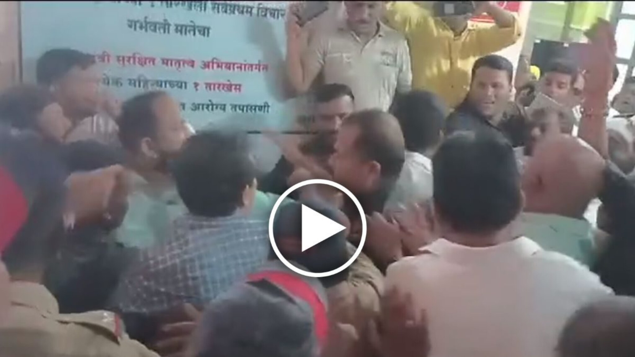 कोकणात शिमगा, राणे-ठाकरेंचे कार्यकर्ते भिडले, देवगडमधल्या राड्याचा Video