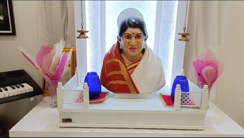 गानसम्राज्ञी लता मंगेशकर यांचा आवाज सर्वांना मंत्रमुग्ध करणारा आहे. लतादीदींचे देशभरात कोट्यावधी चाहते आहेत. असाच एक चाहता वर्धा जिल्ह्यातील आर्वी या ठिकाणी आहे. राजीव देशमुख असं त्यांचं नाव असून त्यांना बालपणापासूनच लतादीदींच्या गाण्यांचं वेड आहे. गानसम्राज्ञी लता मंगेशकर यांचा आवाज सर्वांना मंत्रमुग्ध करणारा आहे. लतादीदींचे देशभरात कोट्यावधी चाहते आहेत. असाच एक चाहता वर्धा जिल्ह्यातील आर्वी या ठिकाणी आहे. राजीव देशमुख असं त्यांचं नाव असून त्यांना बालपणापासूनच लतादीदींच्या गाण्यांचं वेड आहे.