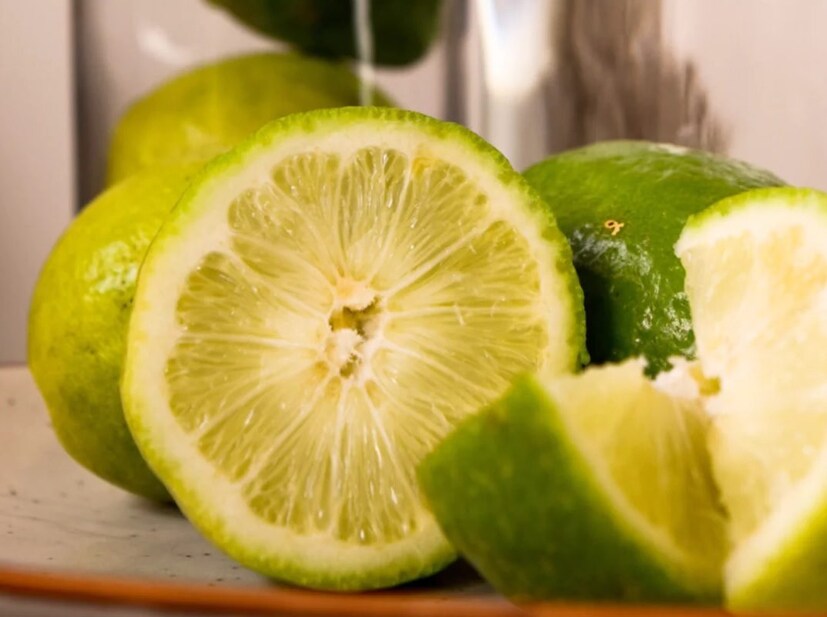 मुंग्या घालवण्यासाठी तुम्ही लिंबाचा रस वापरू शकता. यासाठी एका लिंबाच्या रसात तीन पट पाणी मिसळून स्प्रे बाटलीत भरावे. जिथे मुंग्या दिसतील तिथे हे पाणी शिंपडा. असे केल्याने मुंग्या पळून जातील आणि पुन्हा दिसणार नाहीत. मुंग्या घालवण्यासाठी तुम्ही लिंबाचा रस वापरू शकता. यासाठी एका लिंबाच्या रसात तीन पट पाणी मिसळून स्प्रे बाटलीत भरावे. जिथे मुंग्या दिसतील तिथे हे पाणी शिंपडा. असे केल्याने मुंग्या पळून जातील आणि पुन्हा दिसणार नाहीत.