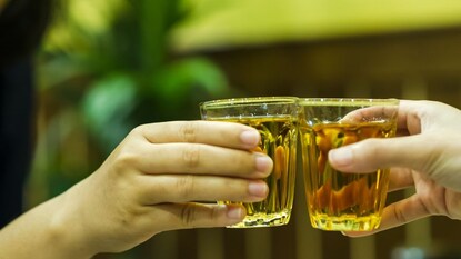 दारूच्या पेगवरुन दोघांमध्ये वाद झाला होता (प्रतिकात्मक फोटो) दारूच्या पेगवरुन दोघांमध्ये वाद झाला होता (प्रतिकात्मक फोटो)