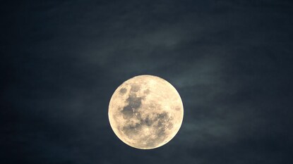 चंद्रग्रहणात सर्व अडचणींवर मात करण्यासाठी एकच उपाय आहे, तो म्हणजे... चंद्रग्रहणात सर्व अडचणींवर मात करण्यासाठी एकच उपाय आहे, तो म्हणजे...