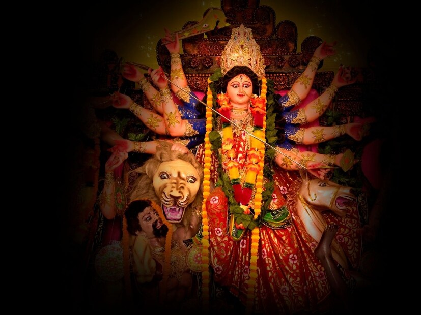 दुर्गा सप्तशती मंत्र आणि त्याचा परिणाम -नवरात्रीमध्ये दुर्गा सप्तशतीच्या पठणाला सर्वात जास्त महत्त्व दिले गेले आहे, ज्याचा प्रत्येक मंत्र वेगवेगळा शुभ परिणाम देतो. सर्वप्रथम आपण दुर्गा सप्तशतीचे मंत्र आणि त्याचे फायदे पाहुया.

1- ओम जयंती मंगला काली भद्रकाली कपालिनी।
दुर्गा क्षमा शिवा धात्री स्वाहा स्वधा नमोस्तुते।।

लाभ : या मंत्राचा जप महामारीसारख्या संकटांवरही मात करतो.